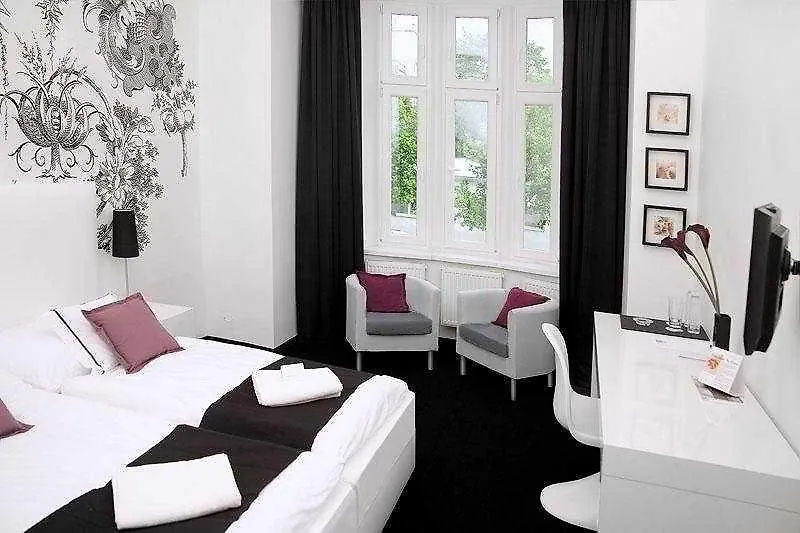 My Hotel Apollon Praga 3*,
